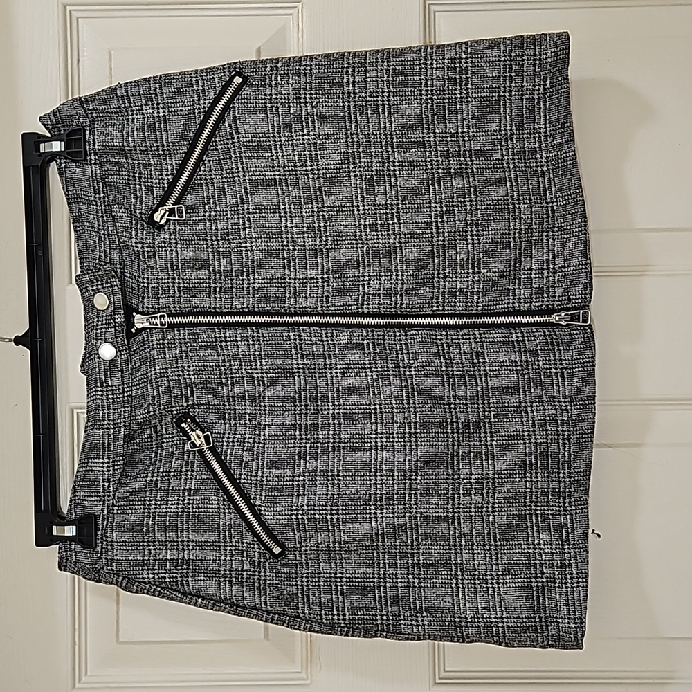 HI SUMMER! 👋  WINDSOR PLAID GRAY AND BLACK SHORT SKIRT WITH ZIPPER